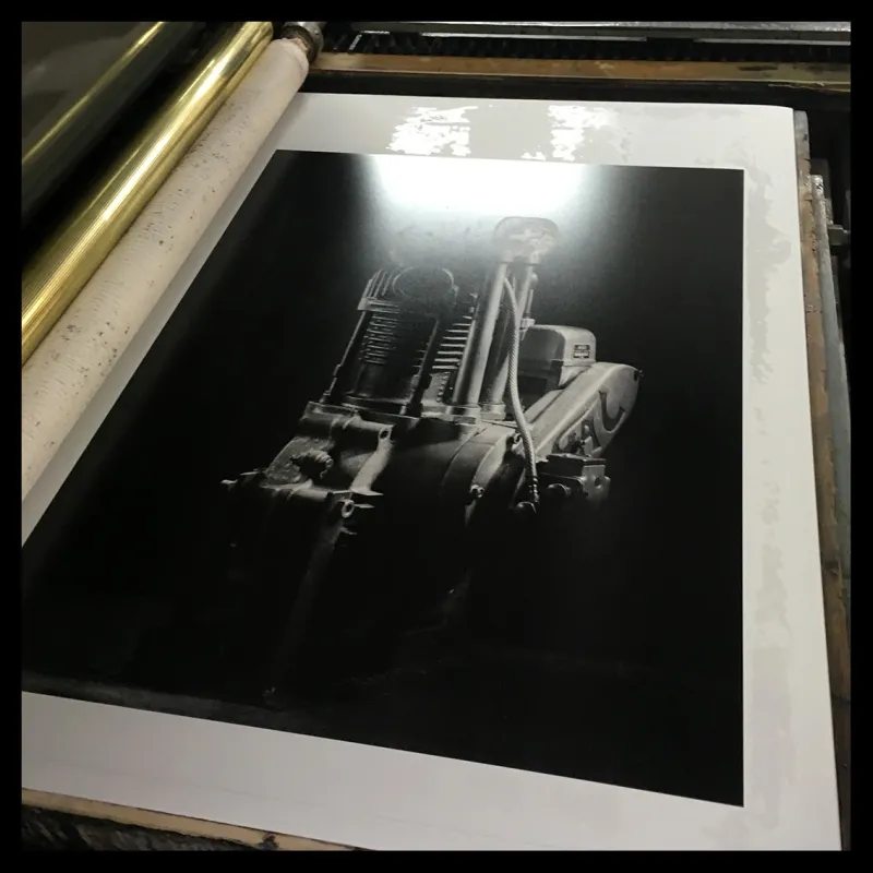 Photolithographie "Moteur Jap de 1920", 2018, Éditions Anthèse, photographie de Grégory Mathieu