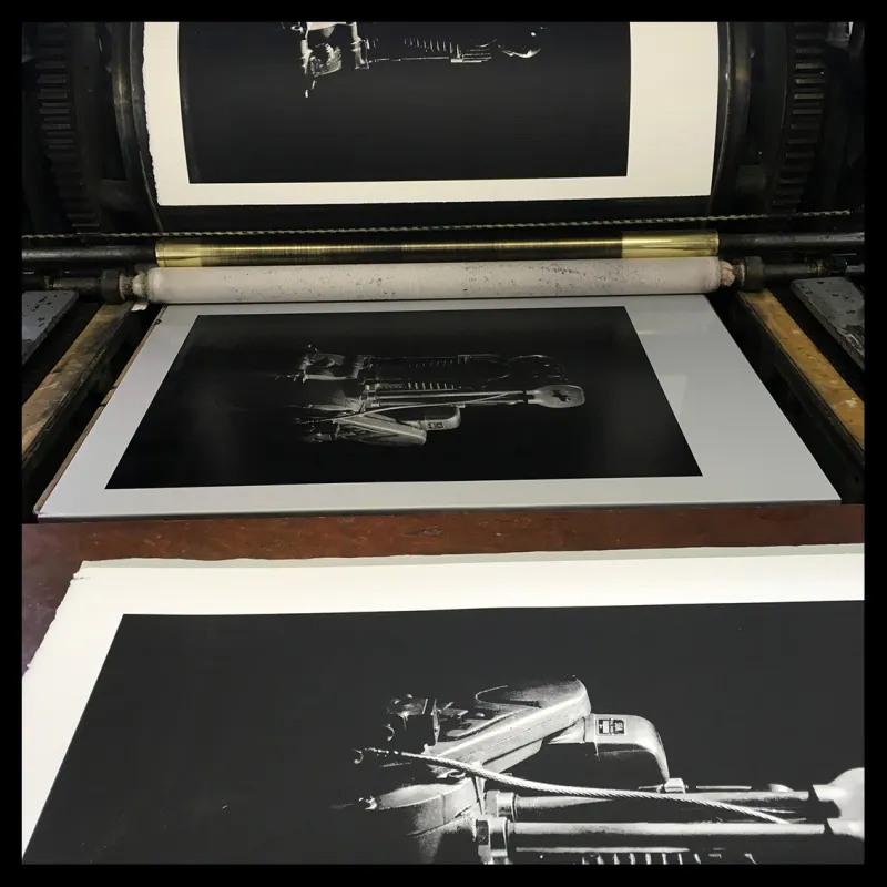 Photolithographie "Moteur Jap de 1920", 2018, Éditions Anthèse, photographie de Grégory Mathieu