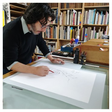 Luigi Critone dessinant la première couleur au crayon sur calque.