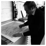 Marc Couturier dans notre atelier travaillant sur une planche des Dessins sur Troisième jour en 2014
