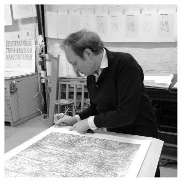 Marc Couturier rehaussant les planches à l'atelier.