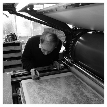 Marc Couturier, dernière retouche avant l'impression à l'atelier.